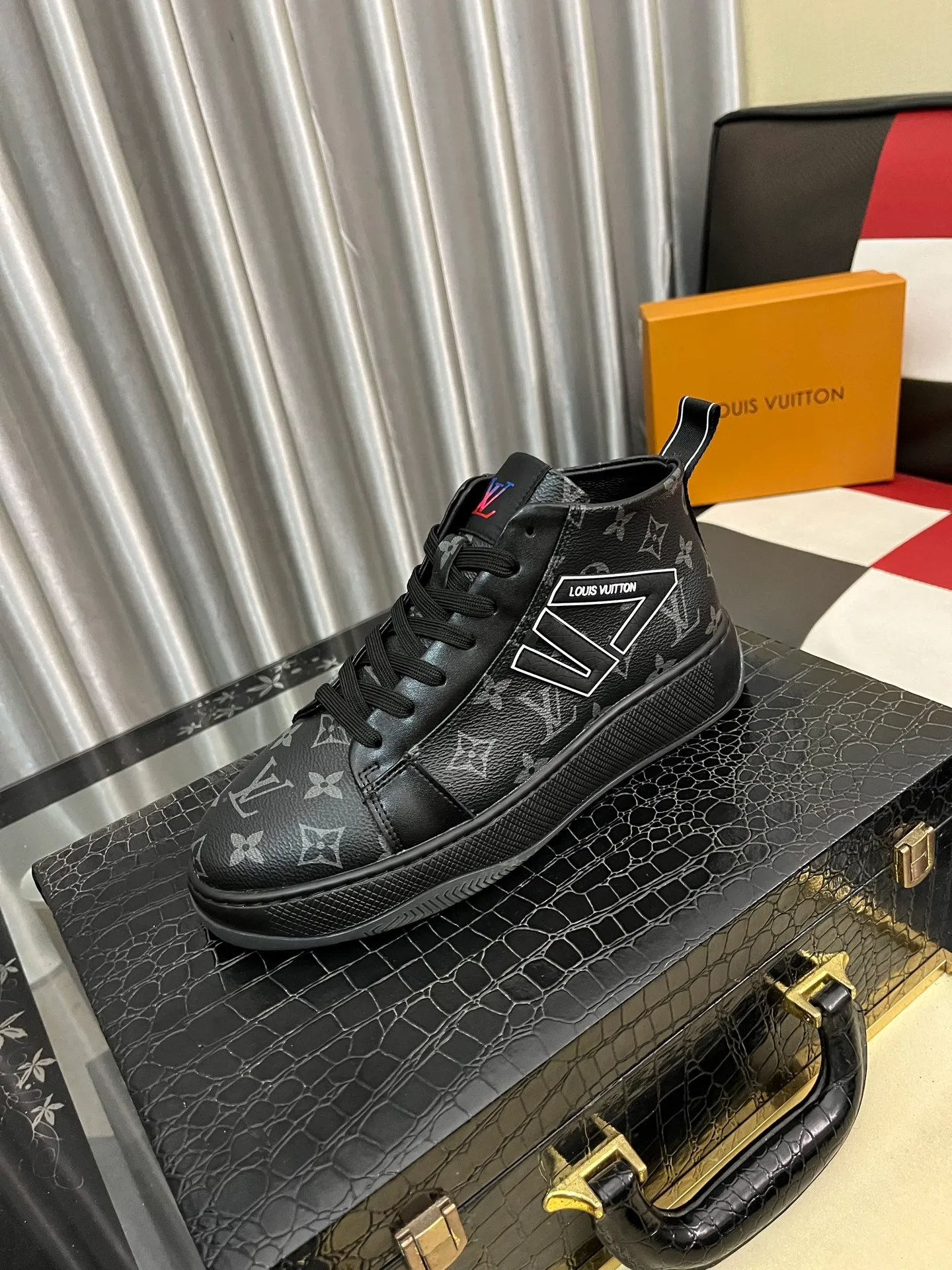 Men's shoes 💰: 438⌚️⌚️《Louis vuitton/LV Louis Vuitton》original quality.~ Unique modern style sneakers. 🏃A must-have casual shoe for trendy men😍😍 Original brand imported from Italy, imported original leather, cowhide lining (refuses to discolor and grind feet) sole: original sole provided by the original factory, French lazy style design ⚠️Fit to the feet, original quality, super comfortable original sole. Code number: 38-443️⃣Colors available